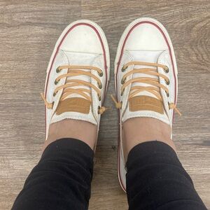 Converse Sneakers. Size 7. Leather laces! Super cute 🥰👟